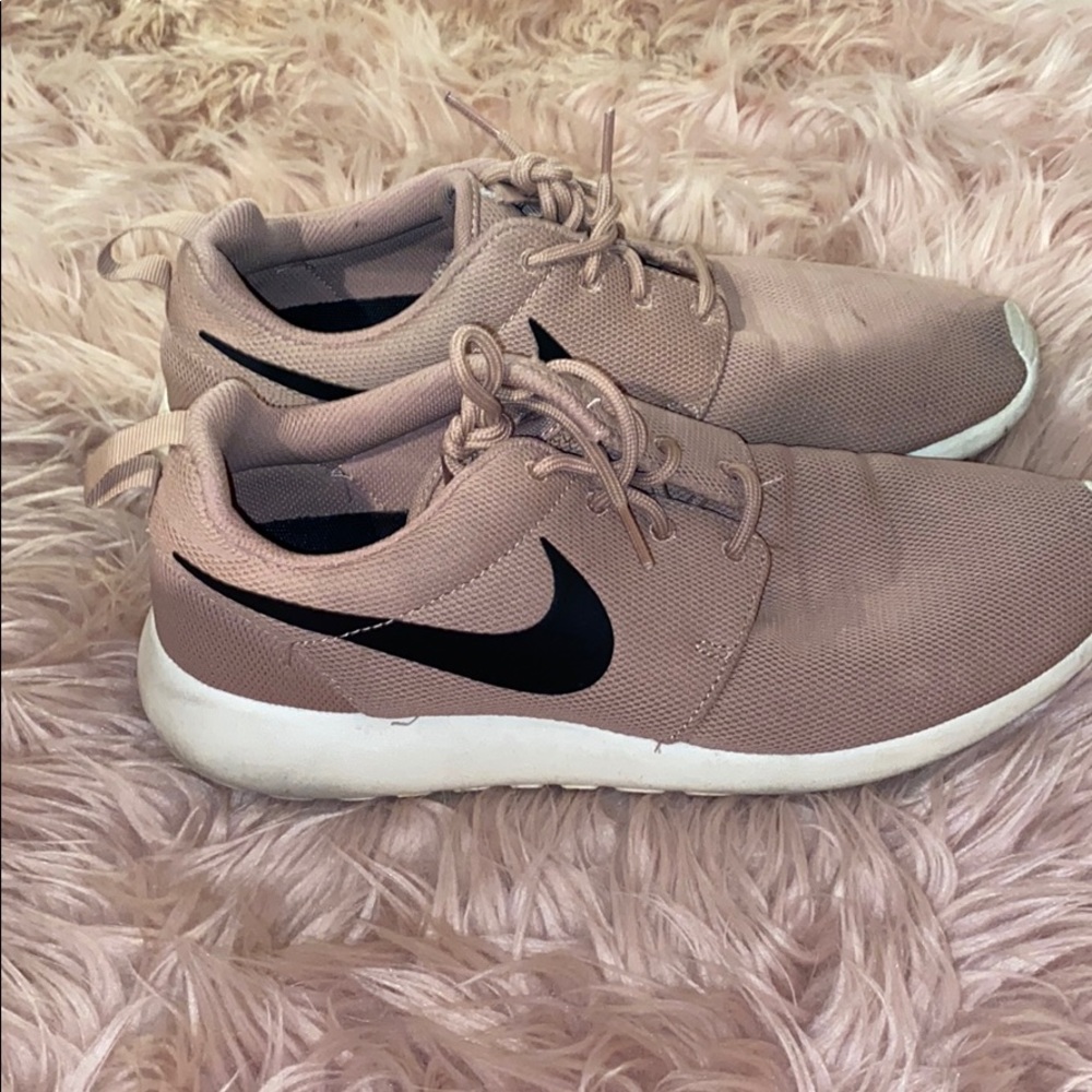 Blush Nike roushes!